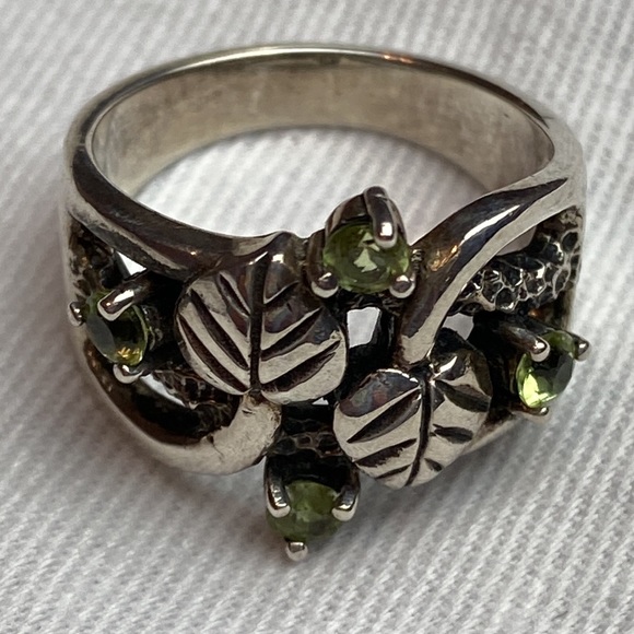 Silver vine leaf and Peridot ring - Picture 10 of 12